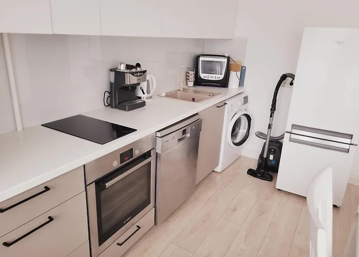 White Free Parking Self Check-inn Apartment *